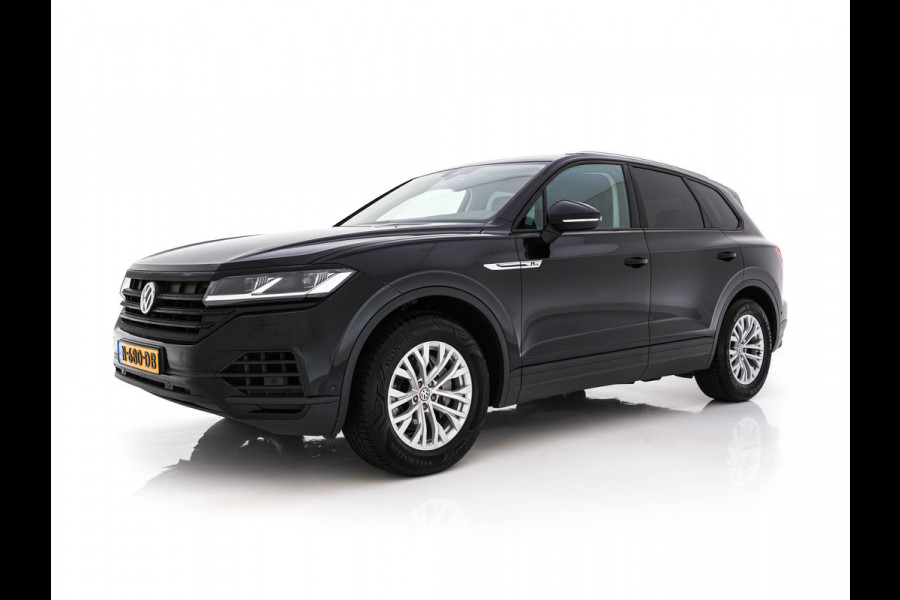 Volkswagen Touareg 3.0 TDI R-Line (INCL-BTW) Aut. *LEATHER | FULL-LED | BLIND-SPOT | HEATED-COMFORTSEATS | AIR-SUSPENSION | KEYLESS | CAMERA | NAVI-FULLMAP | PRIVACY-GLASS | ADAPTIVE-CRUISE |  SHIFT-PADDLES | TOWBAR*
