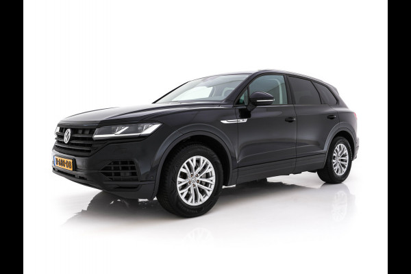Volkswagen Touareg 3.0 TDI R-Line (INCL-BTW) Aut. *LEATHER | FULL-LED | BLIND-SPOT | HEATED-COMFORTSEATS | AIR-SUSPENSION | KEYLESS | CAMERA | NAVI-FULLMAP | PRIVACY-GLASS | ADAPTIVE-CRUISE |  SHIFT-PADDLES | TOWBAR*