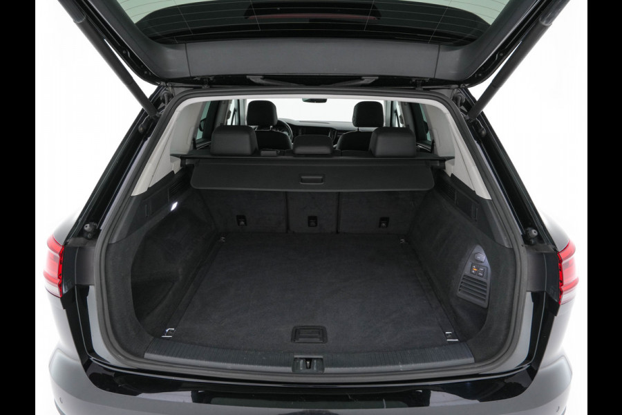 Volkswagen Touareg 3.0 TDI R-Line (INCL-BTW) Aut. *LEATHER | FULL-LED | BLIND-SPOT | HEATED-COMFORTSEATS | AIR-SUSPENSION | KEYLESS | CAMERA | NAVI-FULLMAP | PRIVACY-GLASS | ADAPTIVE-CRUISE |  SHIFT-PADDLES | TOWBAR*