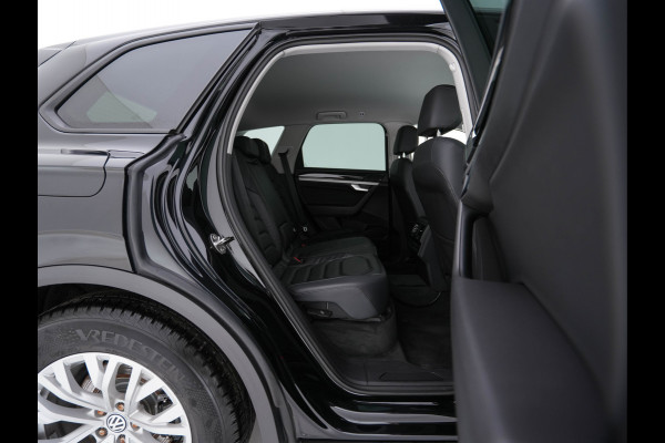 Volkswagen Touareg 3.0 TDI R-Line (INCL-BTW) Aut. *LEATHER | FULL-LED | BLIND-SPOT | HEATED-COMFORTSEATS | AIR-SUSPENSION | KEYLESS | CAMERA | NAVI-FULLMAP | PRIVACY-GLASS | ADAPTIVE-CRUISE |  SHIFT-PADDLES | TOWBAR*