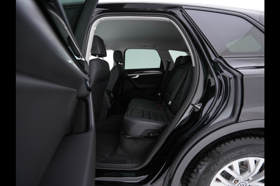 Volkswagen Touareg 3.0 TDI R-Line (INCL-BTW) Aut. *LEATHER | FULL-LED | BLIND-SPOT | HEATED-COMFORTSEATS | AIR-SUSPENSION | KEYLESS | CAMERA | NAVI-FULLMAP | PRIVACY-GLASS | ADAPTIVE-CRUISE |  SHIFT-PADDLES | TOWBAR*