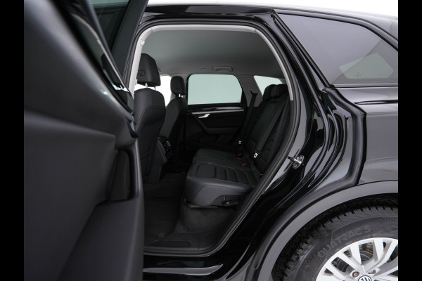 Volkswagen Touareg 3.0 TDI R-Line (INCL-BTW) Aut. *LEATHER | FULL-LED | BLIND-SPOT | HEATED-COMFORTSEATS | AIR-SUSPENSION | KEYLESS | CAMERA | NAVI-FULLMAP | PRIVACY-GLASS | ADAPTIVE-CRUISE |  SHIFT-PADDLES | TOWBAR*