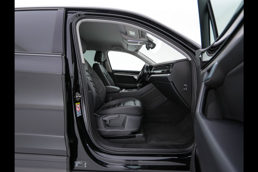 Volkswagen Touareg 3.0 TDI R-Line (INCL-BTW) Aut. *LEATHER | FULL-LED | BLIND-SPOT | HEATED-COMFORTSEATS | AIR-SUSPENSION | KEYLESS | CAMERA | NAVI-FULLMAP | PRIVACY-GLASS | ADAPTIVE-CRUISE |  SHIFT-PADDLES | TOWBAR*