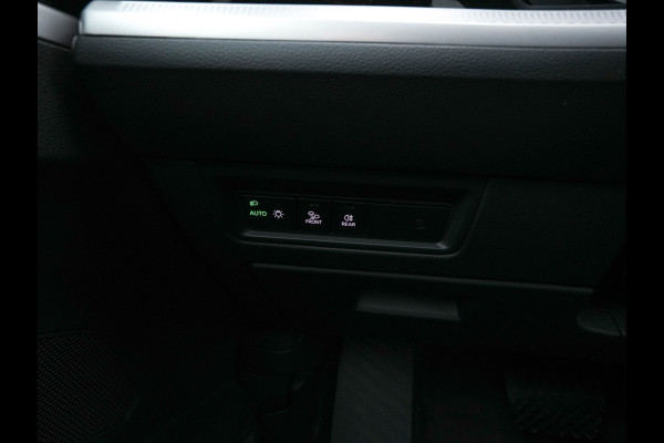 Volkswagen Touareg 3.0 TDI R-Line (INCL-BTW) Aut. *LEATHER | FULL-LED | BLIND-SPOT | HEATED-COMFORTSEATS | AIR-SUSPENSION | KEYLESS | CAMERA | NAVI-FULLMAP | PRIVACY-GLASS | ADAPTIVE-CRUISE |  SHIFT-PADDLES | TOWBAR*