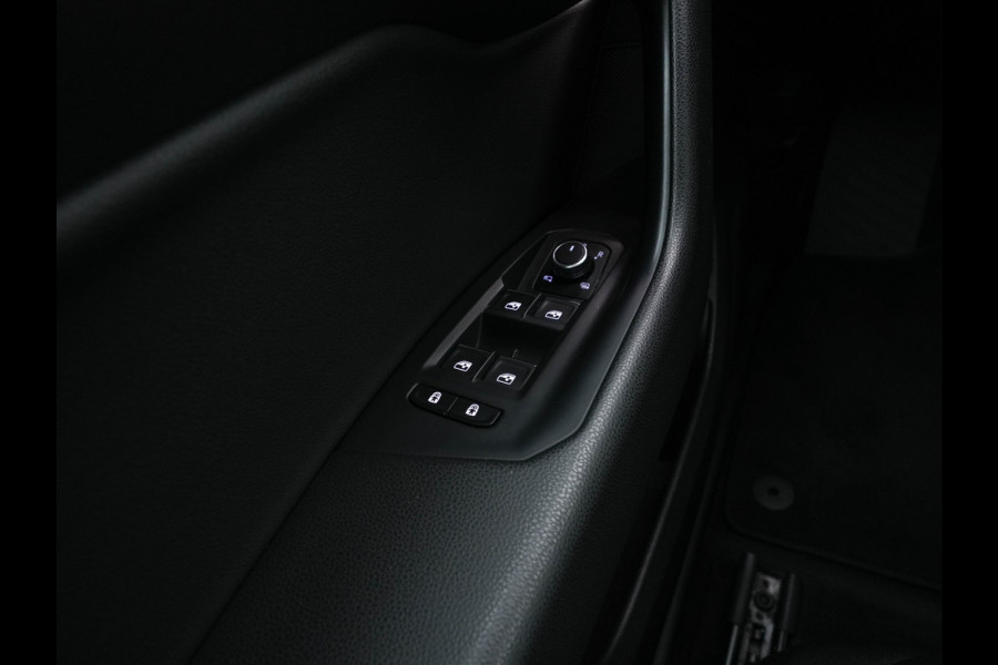 Volkswagen Touareg 3.0 TDI R-Line (INCL-BTW) Aut. *LEATHER | FULL-LED | BLIND-SPOT | HEATED-COMFORTSEATS | AIR-SUSPENSION | KEYLESS | CAMERA | NAVI-FULLMAP | PRIVACY-GLASS | ADAPTIVE-CRUISE |  SHIFT-PADDLES | TOWBAR*