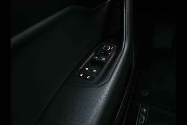 Volkswagen Touareg 3.0 TDI R-Line (INCL-BTW) Aut. *LEATHER | FULL-LED | BLIND-SPOT | HEATED-COMFORTSEATS | AIR-SUSPENSION | KEYLESS | CAMERA | NAVI-FULLMAP | PRIVACY-GLASS | ADAPTIVE-CRUISE |  SHIFT-PADDLES | TOWBAR*