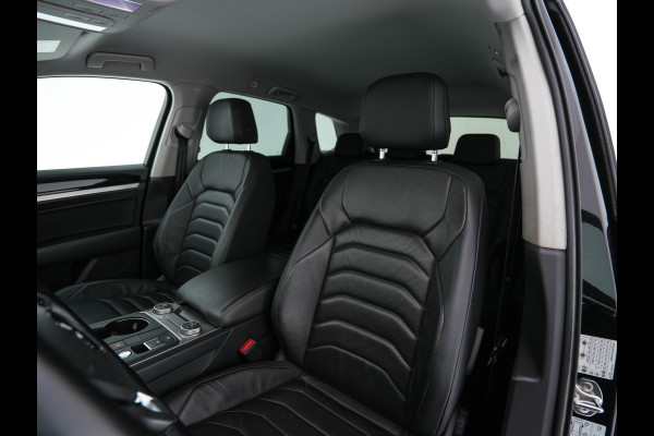 Volkswagen Touareg 3.0 TDI R-Line (INCL-BTW) Aut. *LEATHER | FULL-LED | BLIND-SPOT | HEATED-COMFORTSEATS | AIR-SUSPENSION | KEYLESS | CAMERA | NAVI-FULLMAP | PRIVACY-GLASS | ADAPTIVE-CRUISE |  SHIFT-PADDLES | TOWBAR*