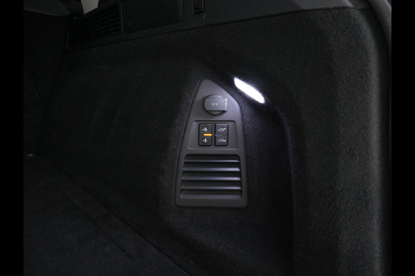 Volkswagen Touareg 3.0 TDI R-Line (INCL-BTW) Aut. *LEATHER | FULL-LED | BLIND-SPOT | HEATED-COMFORTSEATS | AIR-SUSPENSION | KEYLESS | CAMERA | NAVI-FULLMAP | PRIVACY-GLASS | ADAPTIVE-CRUISE |  SHIFT-PADDLES | TOWBAR*