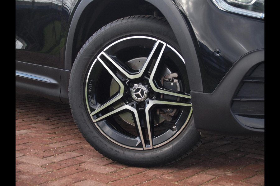 Mercedes-Benz Glb 200 Business Solution AMG 7 persoons | Panoramadak | Trekhaak | Burmester | Sfeerverlichting | Camera |