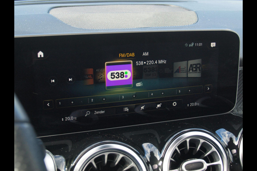 Mercedes-Benz Glb 200 Business Solution AMG 7 persoons | Panoramadak | Trekhaak | Burmester | Sfeerverlichting | Camera |