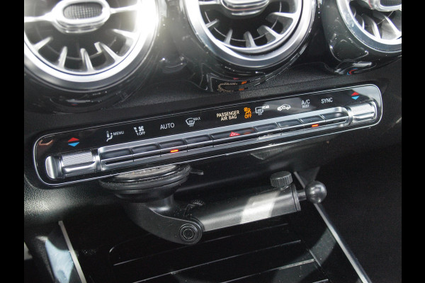 Mercedes-Benz Glb 200 Business Solution AMG 7 persoons | Panoramadak | Trekhaak | Burmester | Sfeerverlichting | Camera |