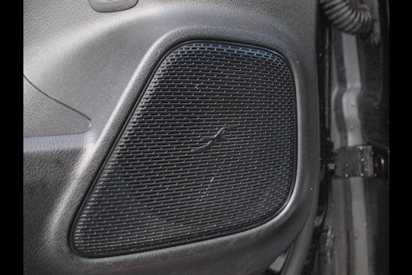 Mercedes-Benz Glb 200 Business Solution AMG 7 persoons | Panoramadak | Trekhaak | Burmester | Sfeerverlichting | Camera |