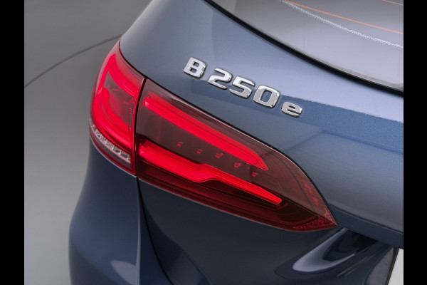 Mercedes-Benz B-Klasse 250e Luxury // Trekhaak // Panorama dak // Camera // MultiBeam LED // Sfeerverlichting // Stoelverwarming // Wide Screen
