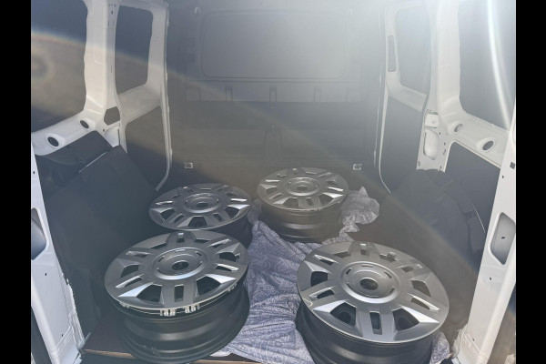 Ford Transit Connect 2.0 EcoBlue L1 Trend | SCI | 122pk | Automaat | Nieuw model | Trekhaak | Zwarte velgen | Race striping