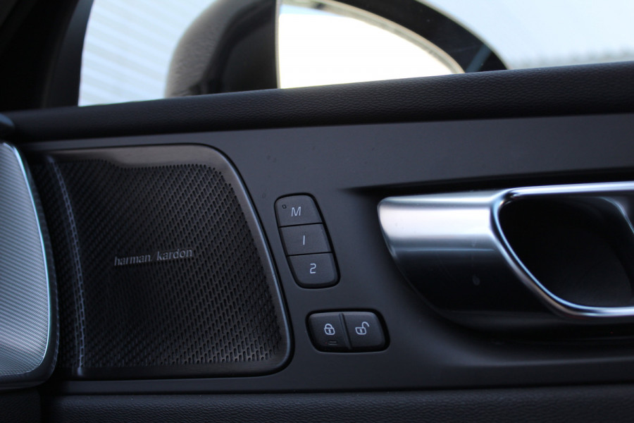 Volvo XC60 2.0 T8 Plug-in hybrid Plus Black Edition Head-up | 360 | Zwenkbare trekhaak | Panoramadak