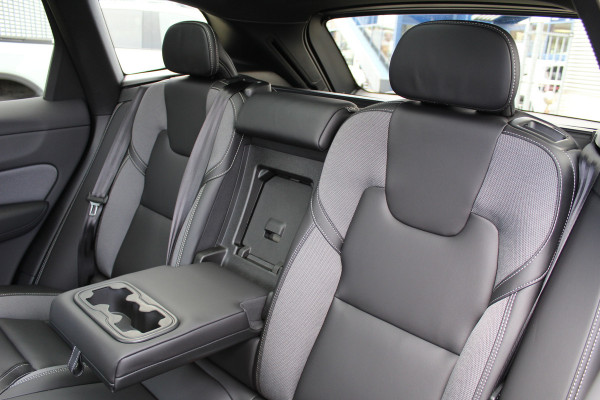 Volvo XC60 2.0 T8 Plug-in hybrid Plus Black Edition Head-up | 360 | Zwenkbare trekhaak | Panoramadak