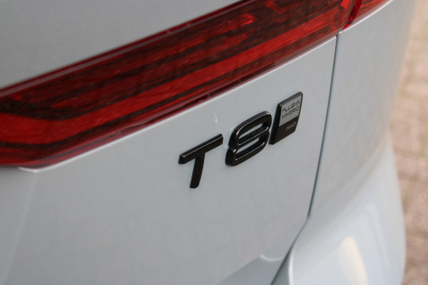 Volvo XC60 2.0 T8 Plug-in hybrid AWD Ultra Black Edition | Trekhaak | Panoramadak | Head-Up | 360 Camera