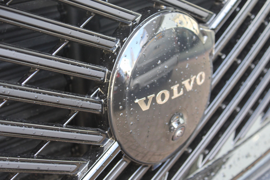 Volvo XC60 2.0 T8 Plug-in hybrid AWD Ultra Black Edition | Trekhaak | Panoramadak | Head-Up | 360 Camera