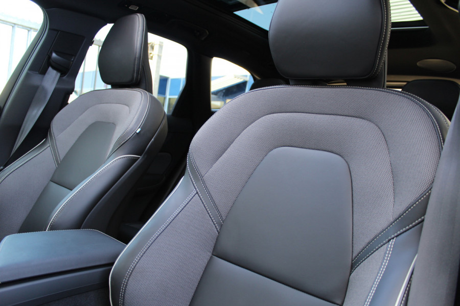 Volvo XC60 2.0 T8 Plug-in hybrid AWD Ultra Black Edition | Trekhaak | Panoramadak | Head-Up | 360 Camera