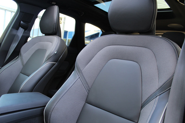 Volvo XC60 2.0 T8 Plug-in hybrid AWD Ultra Black Edition | Trekhaak | Panoramadak | Head-Up | 360 Camera