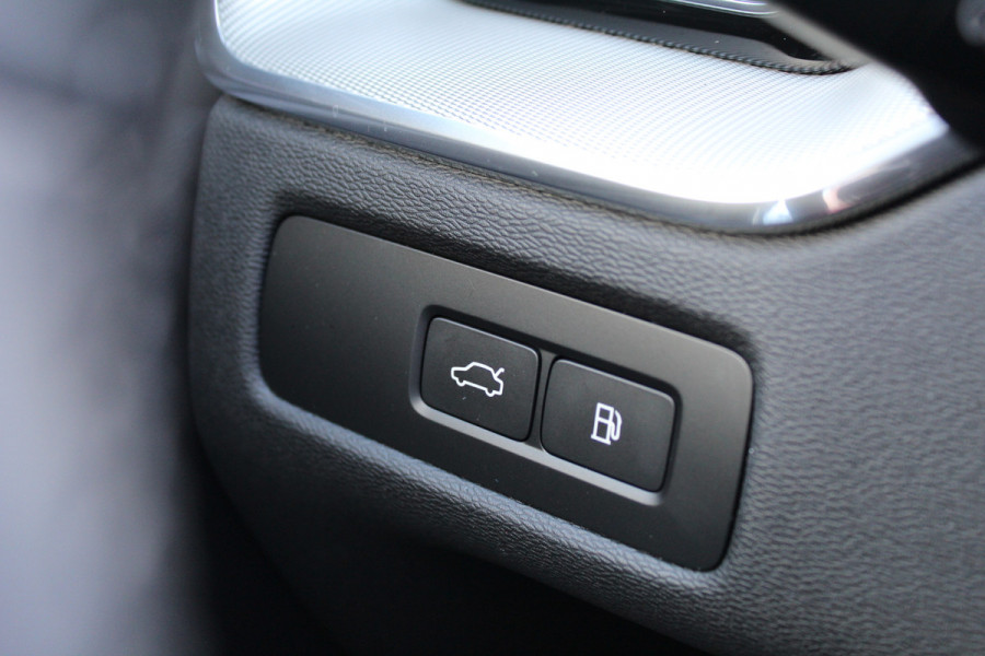 Volvo XC60 2.0 T8 Plug-in hybrid AWD Ultra Black Edition | Trekhaak | Panoramadak | Head-Up | 360 Camera