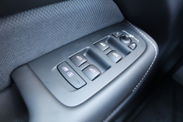 Volvo XC60 2.0 T8 Plug-in hybrid AWD Ultra Black Edition | Trekhaak | Panoramadak | Head-Up | 360 Camera