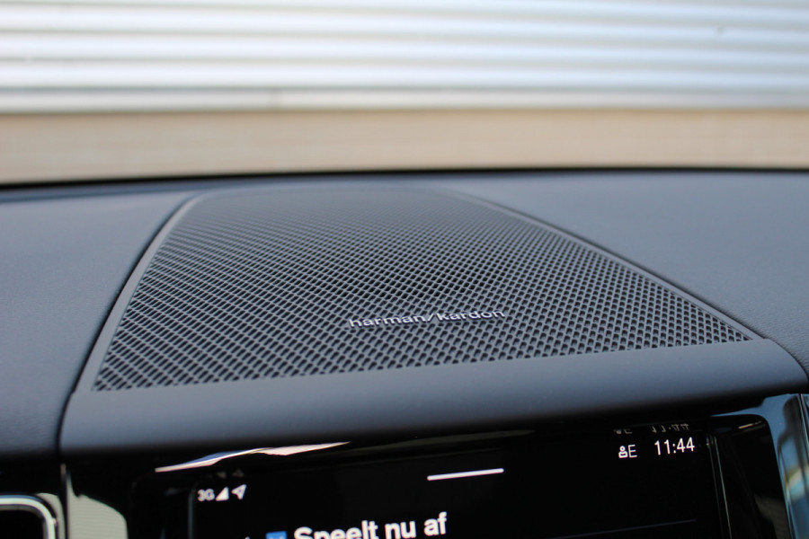 Volvo XC60 2.0 T8 Plug-in hybrid AWD Ultra Black Edition | Trekhaak | Panoramadak | Head-Up | 360 Camera