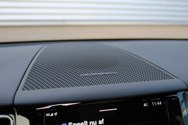 Volvo XC60 2.0 T8 Plug-in hybrid AWD Ultra Black Edition | Trekhaak | Panoramadak | Head-Up | 360 Camera