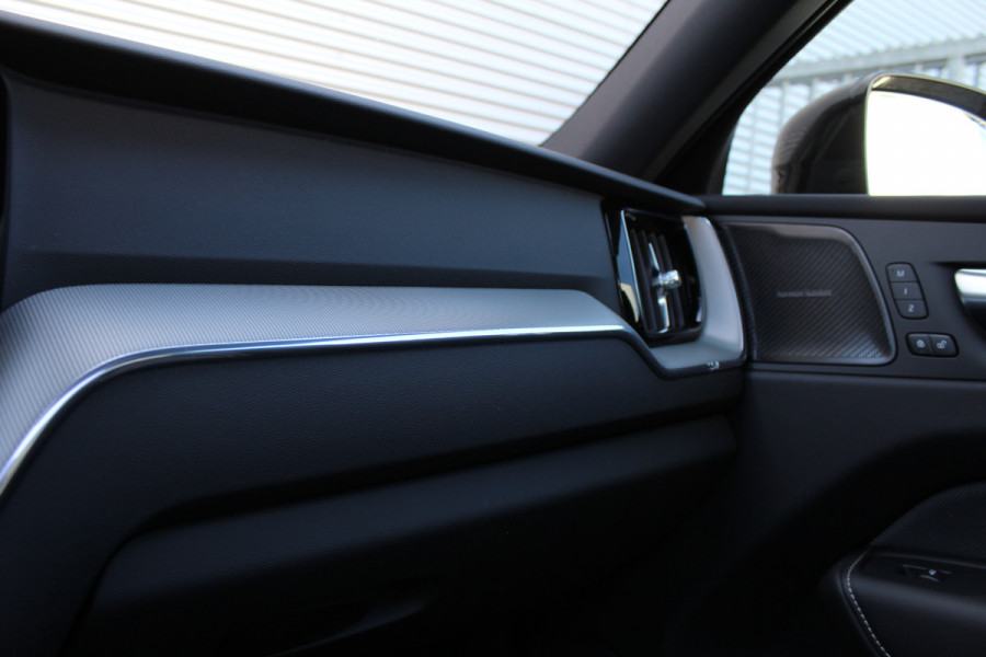 Volvo XC60 2.0 T8 Plug-in hybrid AWD Ultra Black Edition | Trekhaak | Panoramadak | Head-Up | 360 Camera