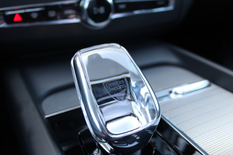 Volvo XC60 2.0 T8 Plug-in hybrid AWD Ultra Black Edition | Trekhaak | Panoramadak | Head-Up | 360 Camera