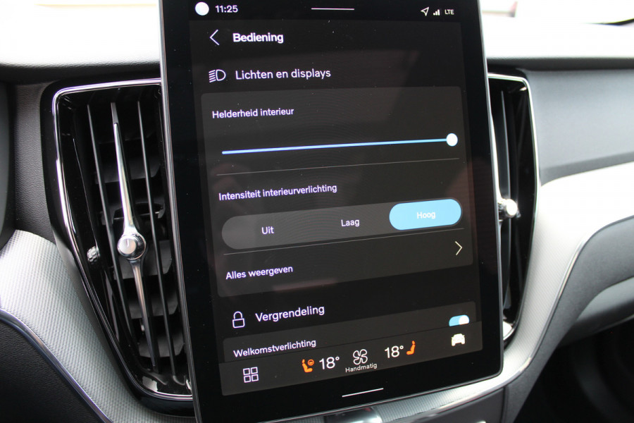 Volvo XC60 2.0 T8 Plug-in hybrid AWD Ultra Black Edition | Trekhaak | Panoramadak | Head-Up | 360 Camera