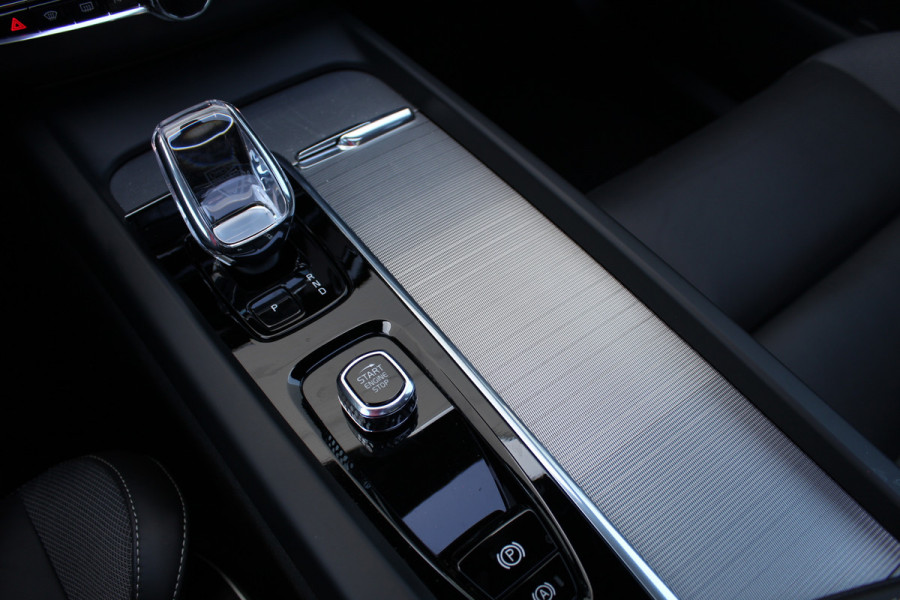 Volvo XC60 2.0 T8 Plug-in hybrid AWD Ultra Black Edition | Trekhaak | Panoramadak | Head-Up | 360 Camera