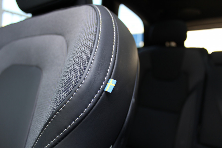 Volvo XC60 2.0 T8 Plug-in hybrid AWD Ultra Black Edition | Trekhaak | Panoramadak | Head-Up | 360 Camera