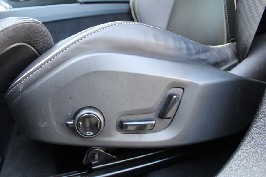 Volvo XC60 2.0 T8 Plug-in hybrid AWD Ultra Black Edition | Trekhaak | Panoramadak | Head-Up | 360 Camera