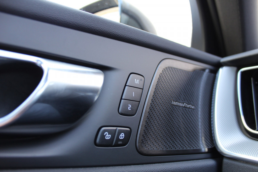 Volvo XC60 2.0 T8 Plug-in hybrid AWD Ultra Black Edition | Trekhaak | Panoramadak | Head-Up | 360 Camera