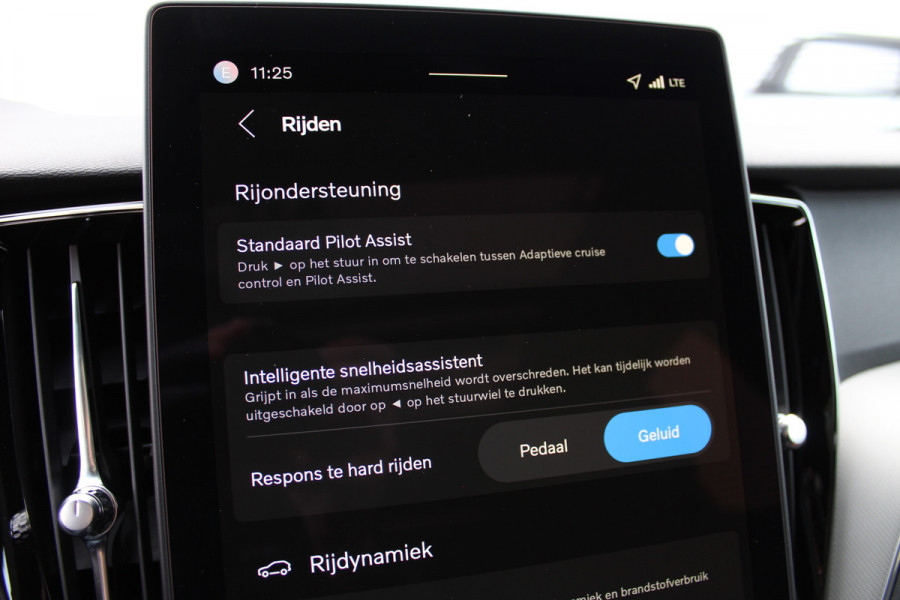 Volvo XC60 2.0 T8 Plug-in hybrid AWD Ultra Black Edition | Trekhaak | Panoramadak | Head-Up | 360 Camera