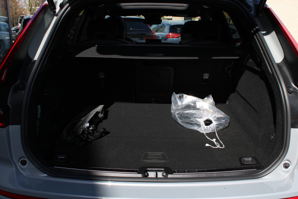 Volvo XC60 2.0 T8 Plug-in hybrid AWD Ultra Black Edition | Trekhaak | Panoramadak | Head-Up | 360 Camera