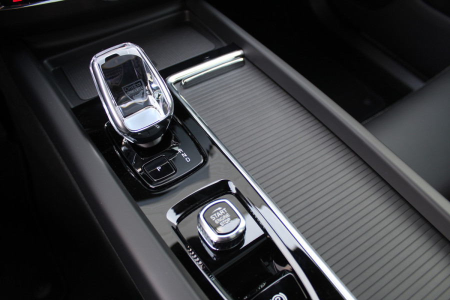 Volvo XC60 2.0 T8 Plug-in hybrid AWD Ultra Black Edition | Trekhaak | Panoramadak | Head-Up | 360 Camera