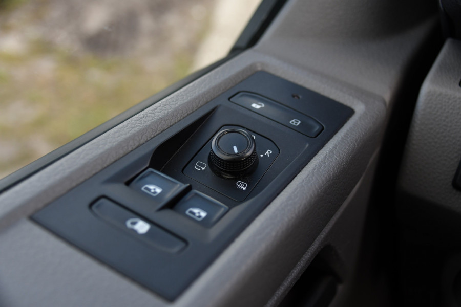 Volkswagen Transporter 2.0 TDI L1H1 30 PB Edition Camera, Adaptieve Cruise, Carplay, Stoelverwarming, 150pk, 2 x Schuifdeur, Standkachel, Trekhaak, Uniek!