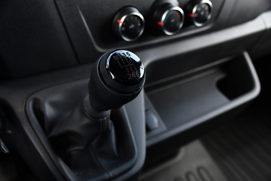 Renault Master T35 2.3 dCi 180 L2H2 DC PB Edition Camera, Cruise, Carplay, LED, 2 x Schuifdeur, Multimedia, 180pk, 6 zitplaatsen, Uniek!