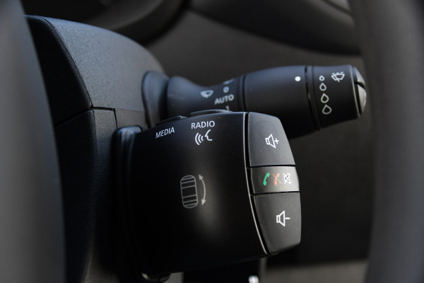 Renault Master T35 2.3 dCi 180 L2H2 DC PB Edition Camera, Cruise, Carplay, LED, 2 x Schuifdeur, Multimedia, 180pk, 6 zitplaatsen, Uniek!