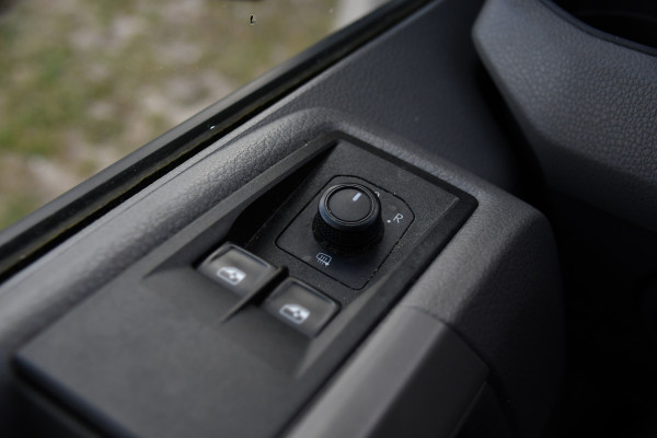 Volkswagen Crafter 35 2.0 TDI L3H3 PB Edition Cruise, Carplay, LED, 140pk, Automaat, Multimedia, Geveerde stoel, Sensoren, Uniek!