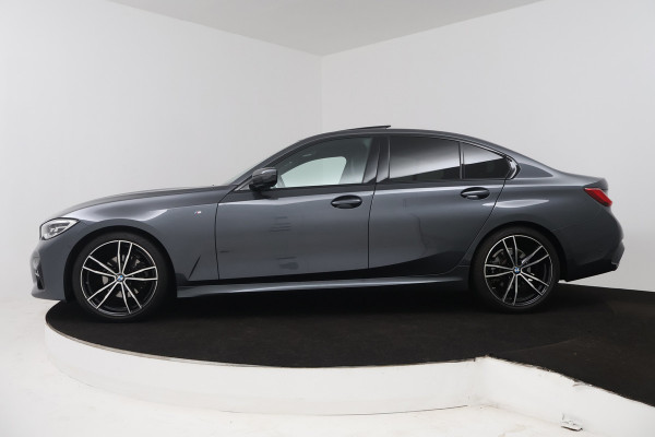 BMW 3-serie 320i High Executive (PANORAMADAK, CAMERA, STOELVERWARMING, CRUISE ADAPTIEF, SFEERVERLICHTING)