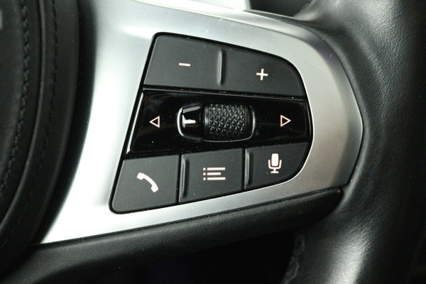 BMW 3-serie 320i High Executive (PANORAMADAK, CAMERA, STOELVERWARMING, CRUISE ADAPTIEF, SFEERVERLICHTING)