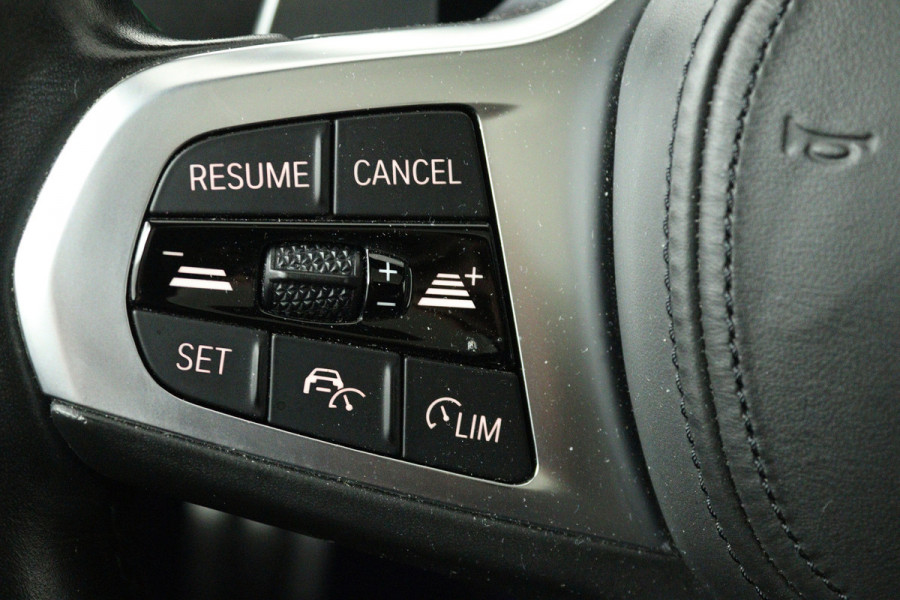 BMW 3-serie 320i High Executive (PANORAMADAK, CAMERA, STOELVERWARMING, CRUISE ADAPTIEF, SFEERVERLICHTING)