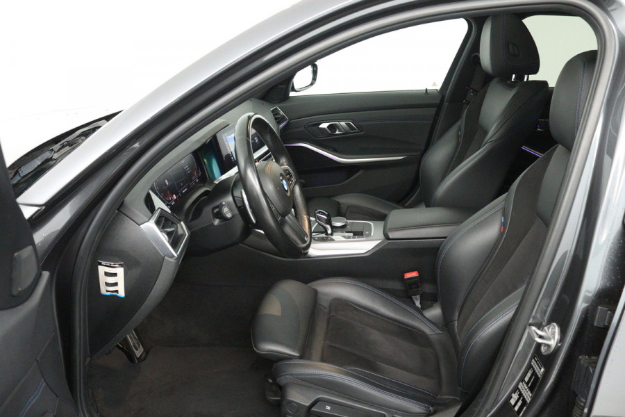 BMW 3-serie 320i High Executive (PANORAMADAK, CAMERA, STOELVERWARMING, CRUISE ADAPTIEF, SFEERVERLICHTING)