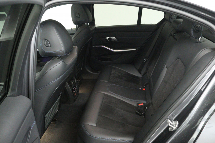 BMW 3-serie 320i High Executive (PANORAMADAK, CAMERA, STOELVERWARMING, CRUISE ADAPTIEF, SFEERVERLICHTING)