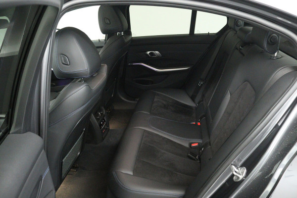BMW 3-serie 320i High Executive (PANORAMADAK, CAMERA, STOELVERWARMING, CRUISE ADAPTIEF, SFEERVERLICHTING)