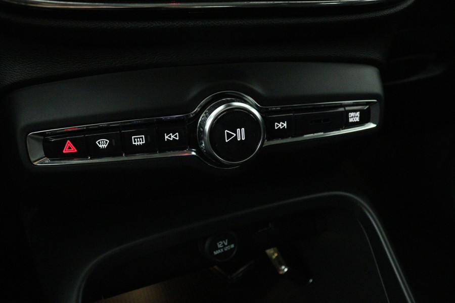 Volvo XC40 2.0 T5 AWD Inscription (PANORAMADAK, TREKHAAK, ELEKTR STOELEN, STOEL/STUUR VERWARMING, ACHTERUITRIJCAMERA)