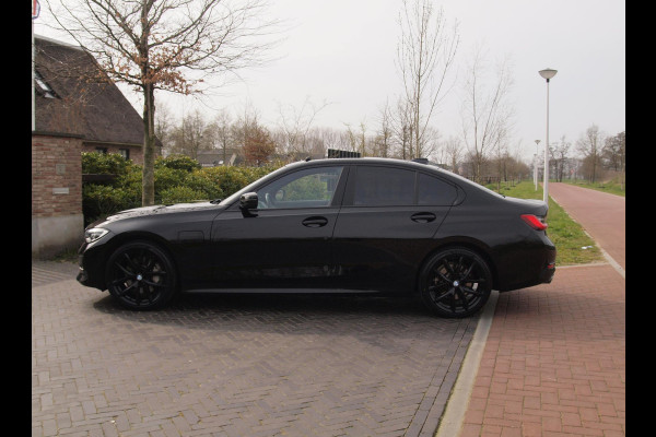 BMW 3-serie 330e | Panoramadak | Harman Kardon | Apple Carplay | Leer | 19 Inch |